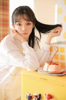 老头在厨房添下面很舒服